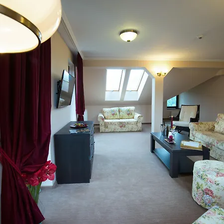 ペンシウネア トスカーナ ゲストハウス ブラショフ